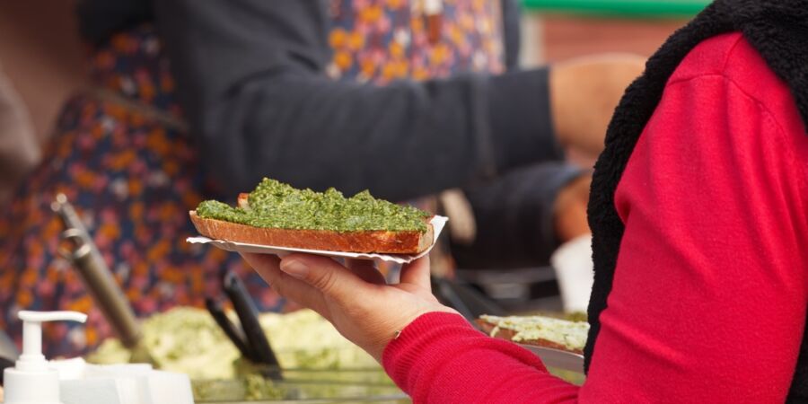 Listy celeru většina lidí vyhazuje. Přitom z nich snadno uděláte výtečné koření či pesto, které chutná skvěle i jen na krajíci chleba