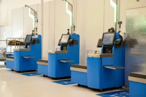 Samoobslužná pokladna vás sleduje víc, než si myslíte. Co skutečně vidí kamera nad vaším nákupem