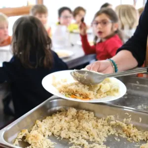 Rybí polévka a těstoviny s rybou, další den pohanka a bulgur. „Je mi jasné, že moje dítě zase nebude jíst,“ zoufají rodiče