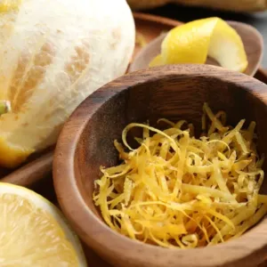 Citrusová kůra nemusí končit v koši. Připravíte z ní kandovanou pochoutku, voňavý cukr i koření, má to však jednu podmínku