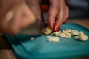 Česnek nepřipravujte pro všechny pokrmy vždy stejně. Způsob krájení rozhodne, jestli bude jemný, ostrý nebo sladký
