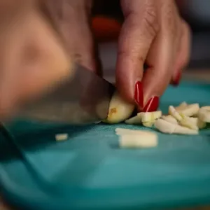 Česnek nepřipravujte pro všechny pokrmy vždy stejně. Způsob krájení rozhodne, jestli bude jemný, ostrý nebo sladký