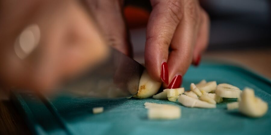 Česnek nepřipravujte pro všechny pokrmy vždy stejně. Způsob krájení rozhodne, jestli bude jemný, ostrý nebo sladký