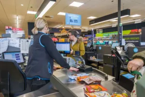 Ještě uklízím nákup a už na mě padá další: Češi se bouří proti tempu u kas