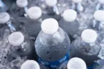 Pozor na vodu, kterou možná máte doma. Hygienici varují před šarží minerálky, která může těžce poleptat jícen a žaludek