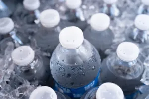 Pozor na vodu, kterou možná máte doma. Hygienici varují před šarží minerálky, která může těžce poleptat jícen a žaludek