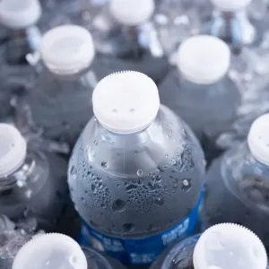 Pozor na vodu, kterou možná máte doma. Hygienici varují před šarží minerálky, která může těžce poleptat jícen a žaludek