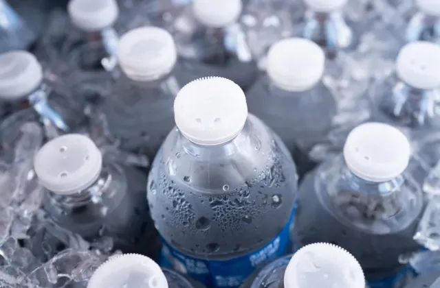 Pozor na vodu, kterou možná máte doma. Hygienici varují před šarží minerálky, která může těžce poleptat jícen a žaludek