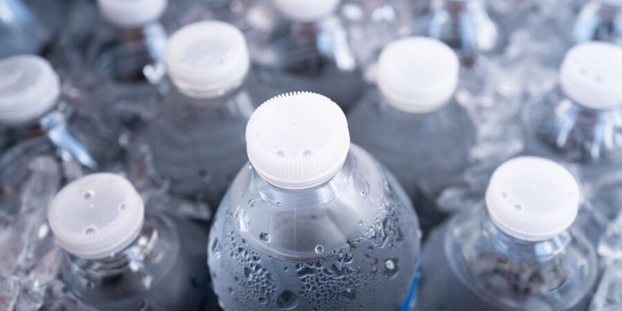 Pozor na vodu, kterou možná máte doma. Hygienici varují před šarží minerálky, která může těžce poleptat jícen a žaludek