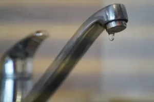 Vypadá normálně, přesto je nebezpečná: Voda ve 12 obcích u Prahy obsahuje olovo, které může poškozovat nervový systém