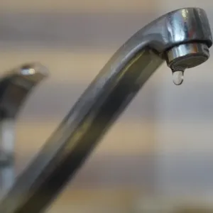 Vypadá normálně, přesto je nebezpečná: Voda ve 12 obcích u Prahy obsahuje olovo, které může poškozovat nervový systém