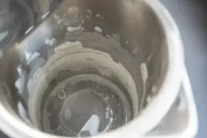 Bílá vrstva v konvici zvyšuje účet za elektřinu a kazí chuť. Jak vodní kámen rozpustit za pár korun bez drahé chemie