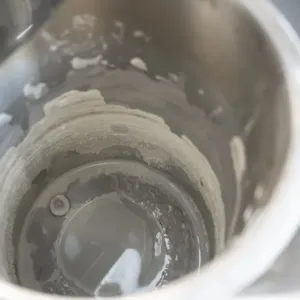 Bílá vrstva v konvici zvyšuje účet za elektřinu a kazí chuť. Jak vodní kámen rozpustit za pár korun bez drahé chemie