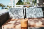 Užijte si babí léto s řeckým frappé. Kávu jako z kavárny si připravíte za pár minut