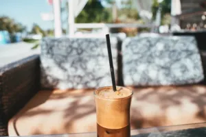 Užijte si babí léto s řeckým frappé. Kávu jako z kavárny si připravíte za pár minut