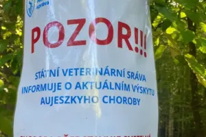 Falešné cedule děsí houbaře. V lesích varují před nebezpečnou nákazou