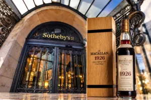 Sto let čekala na svůj okamžik. Nejdražší whisky světa se vrací do aukce a může znovu přepsat rekord