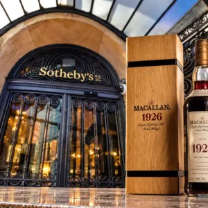 Sto let čekala na svůj okamžik. Nejdražší whisky světa se vrací do aukce a může znovu přepsat rekord