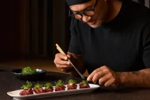 Do Prahy míří nový trend zážitkového stolování. Hosté si sami připravují sushi, první ochutnávky budou za polovinu ceny