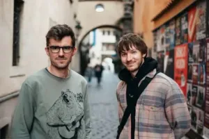 Za oběd přes tisíc, o ulici dál méně než polovinu. Kluci z Prahy porovnali restaurace v centru