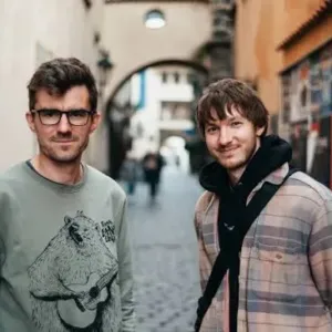 Za oběd přes tisíc, o ulici dál méně než polovinu. Kluci z Prahy porovnali restaurace v centru