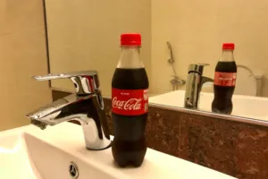 Coca-Cola jako čistič toalety? Zjišťovali jsme, co opravdu odstraní vodní kámen