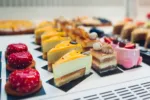 Zákusek za 220 korun, jinde za 45. Známí cukráři vysvětlují, co stojí za propastným cenovým rozdílem