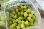 Také před nákupem ochutnáte kuličku hroznového vína? Až zjistíte, co vám hrozí, možná už to nikdy neuděláte