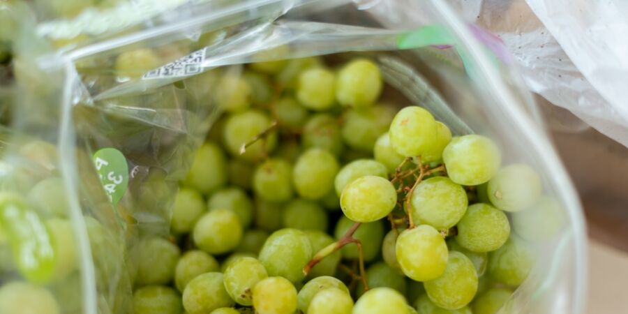 Také před nákupem ochutnáte kuličku hroznového vína? Až zjistíte, co vám hrozí, možná už to nikdy neuděláte