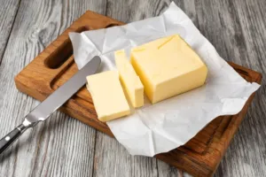 Patří máslo do lednice? Známý francouzský trik ho udrží měkké, jeden údaj na etiketě však musíte zkontrolovat