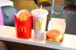 Stejný Big Mac, ale o pár kilometrů výrazně dražší: Rozdílné ceny McDonald’s rozčílily zákazníky
