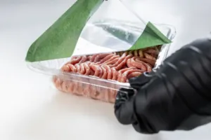 Tácky od masa, mastné obaly i olej po smažení. Češi stále tápou, kam s nimi, a často chybují