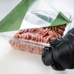 Tácky od masa, mastné obaly i olej po smažení. Češi stále tápou, kam s nimi, a často chybují