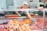 Salmonela opět udeřila. Inspektoři ji našli v kuřecím mase, spotřebitelé stále opakují stejnou chybu