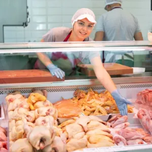 Salmonela opět udeřila. Inspektoři ji našli v kuřecím mase, spotřebitelé stále opakují stejnou chybu