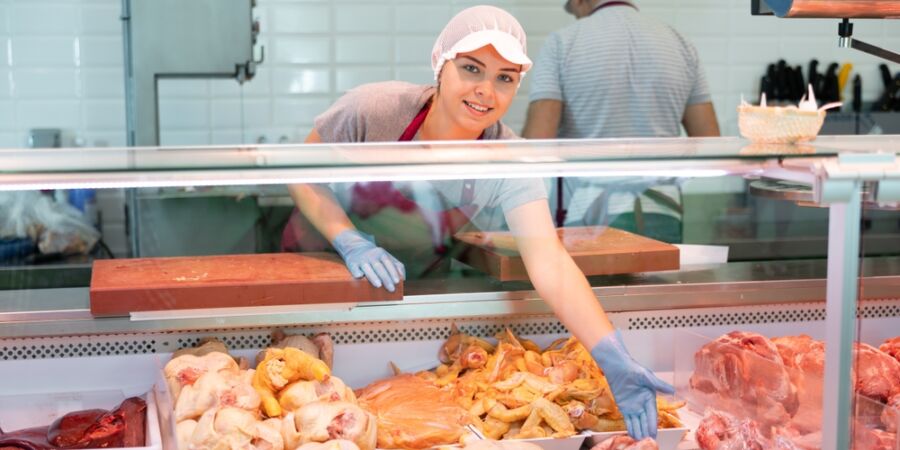 Salmonela opět udeřila. Inspektoři ji našli v kuřecím mase, spotřebitelé stále opakují stejnou chybu