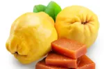 Má více vitaminu C než jablko a se sýrem chutná skvěle. Toto zapomenuté ovoce právě dozrává