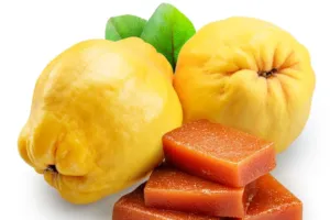 Má více vitaminu C než jablko a se sýrem chutná skvěle. Toto zapomenuté ovoce právě dozrává