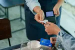 „Karty nebereme,“ oznámí vám restaurace poté, co dojíte: Co po vás smí chtít a kdy už porušuje zákon?