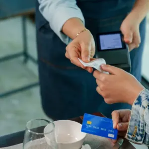 „Karty nebereme,“ oznámí vám restaurace poté, co dojíte: Co po vás smí chtít a kdy už porušuje zákon?