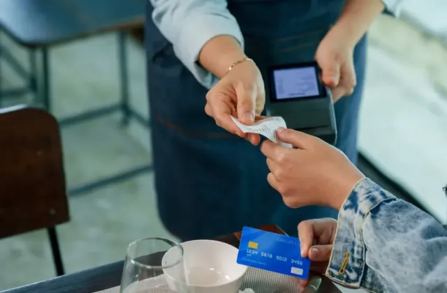 „Karty nebereme,“ oznámí vám restaurace poté, co dojíte: Co po vás smí chtít a kdy už porušuje zákon?