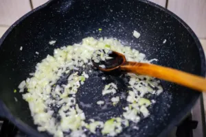 Stejná barva, ale úplně jiná chuť. Při smažení cibule rozhoduje detail, který většina lidí přehlíží. A každé jídlo ji potřebuje jinak