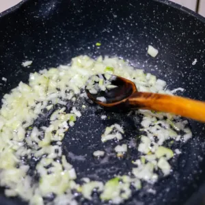 Stejná barva, ale úplně jiná chuť. Při smažení cibule rozhoduje detail, který většina lidí přehlíží. A každé jídlo ji potřebuje jinak